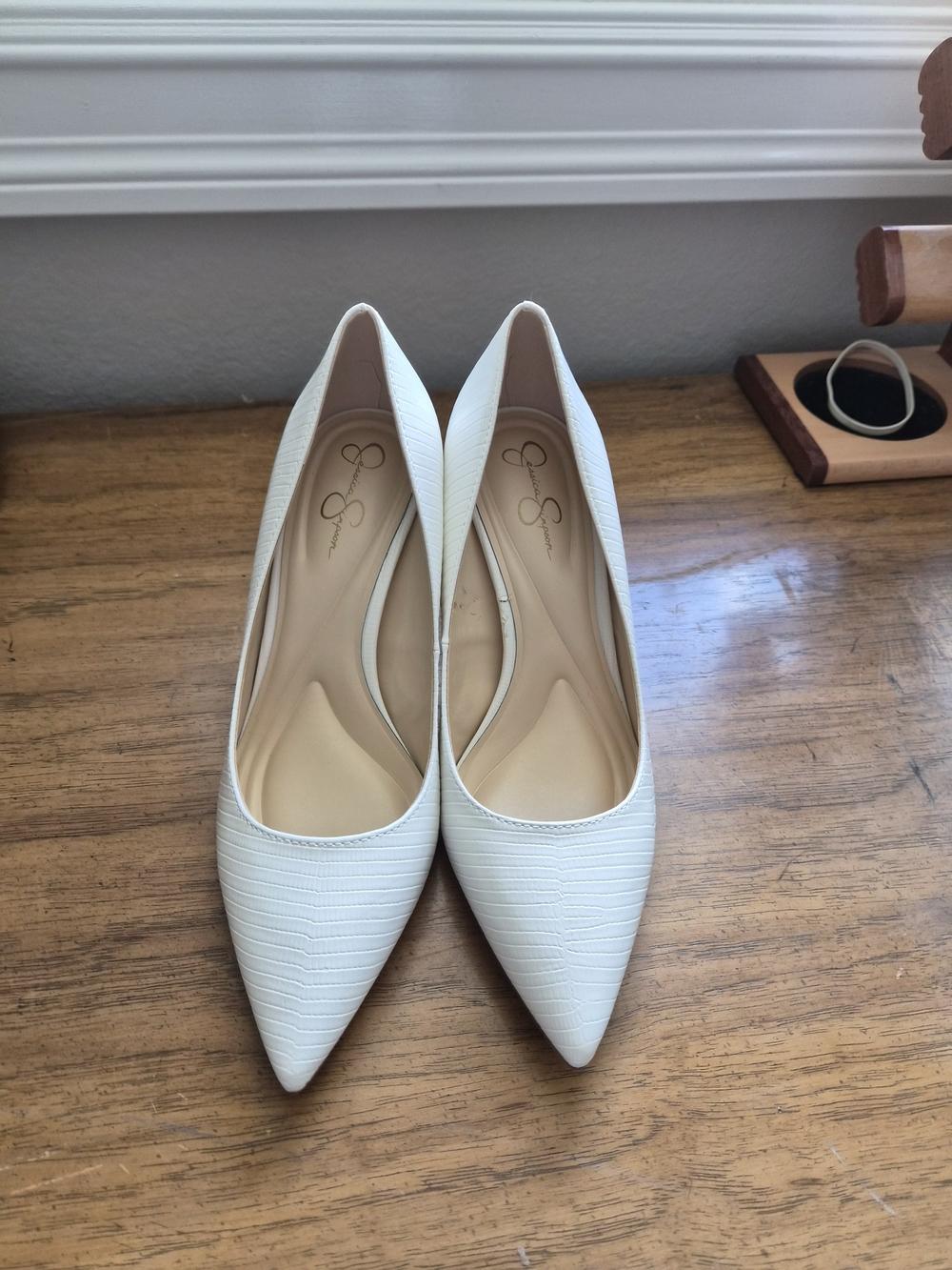 New Jessica Simpson white textured finish Pumps